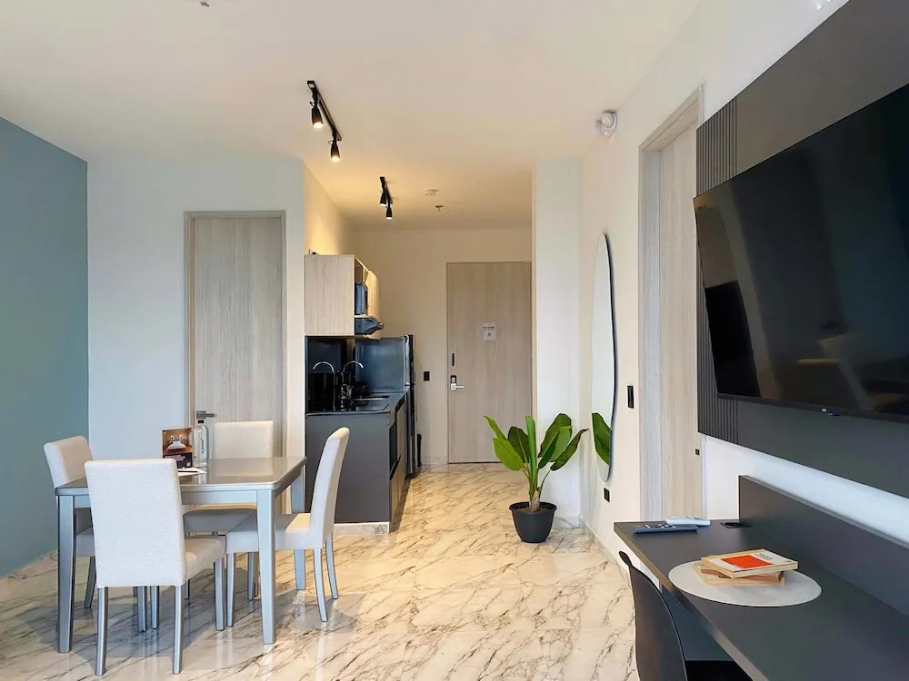 w Lovely 2BR w Balcony Near C Amurallada