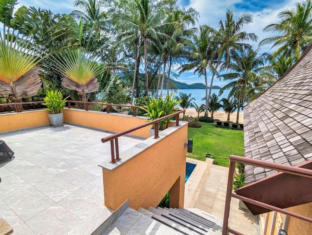 Beachfront 5-bedroom Villa - by KohChangVillas