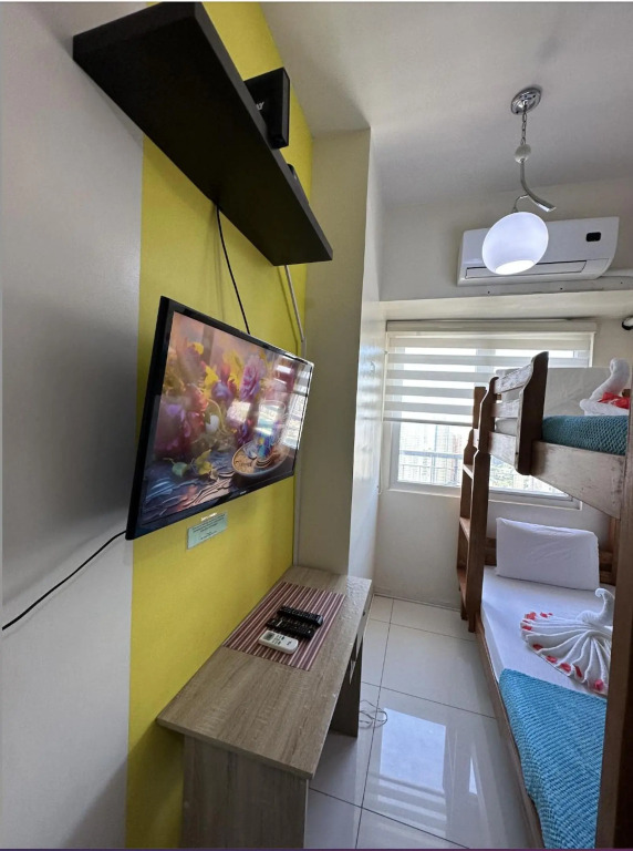 Green Residences 1 Bedroom with Balcony in Metro Manila Multiple Beds Free Breakfast for 2 pax