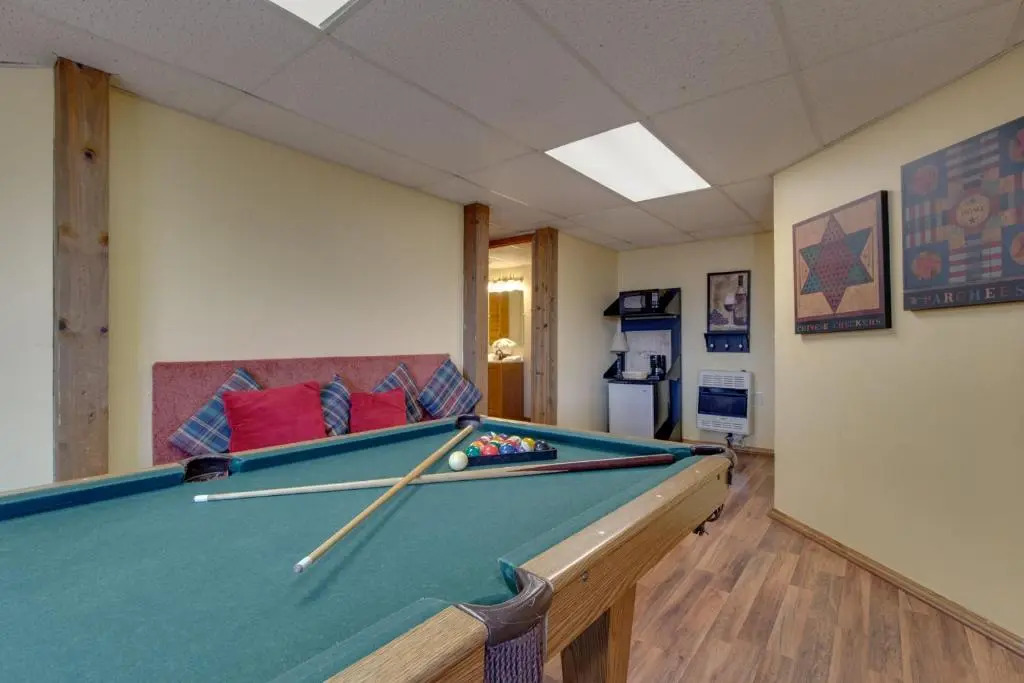 Smoky Mountain Dreams, 3 Bedrooms, Pool Access, Hot Tub, WiFi, Sleeps 7