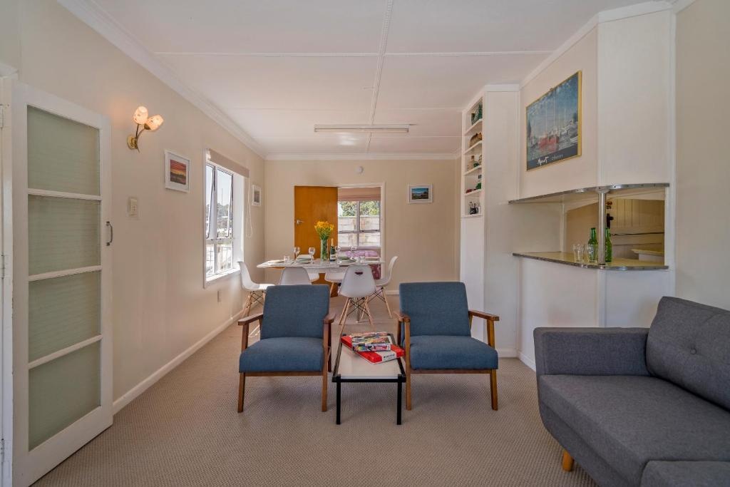 Sun Seeker Bach - Ferry Landing Holiday Home