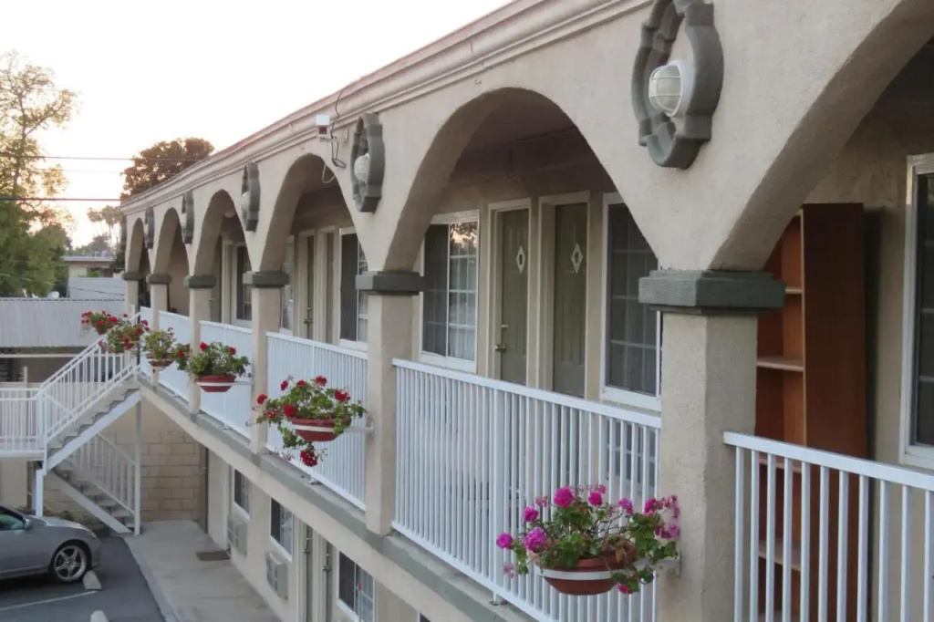 Foxys Den Motel