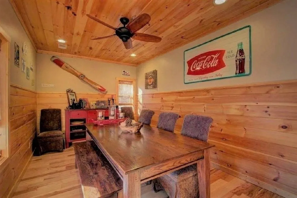 Bearmont Lodge - 4 Br cabin by RedAwning