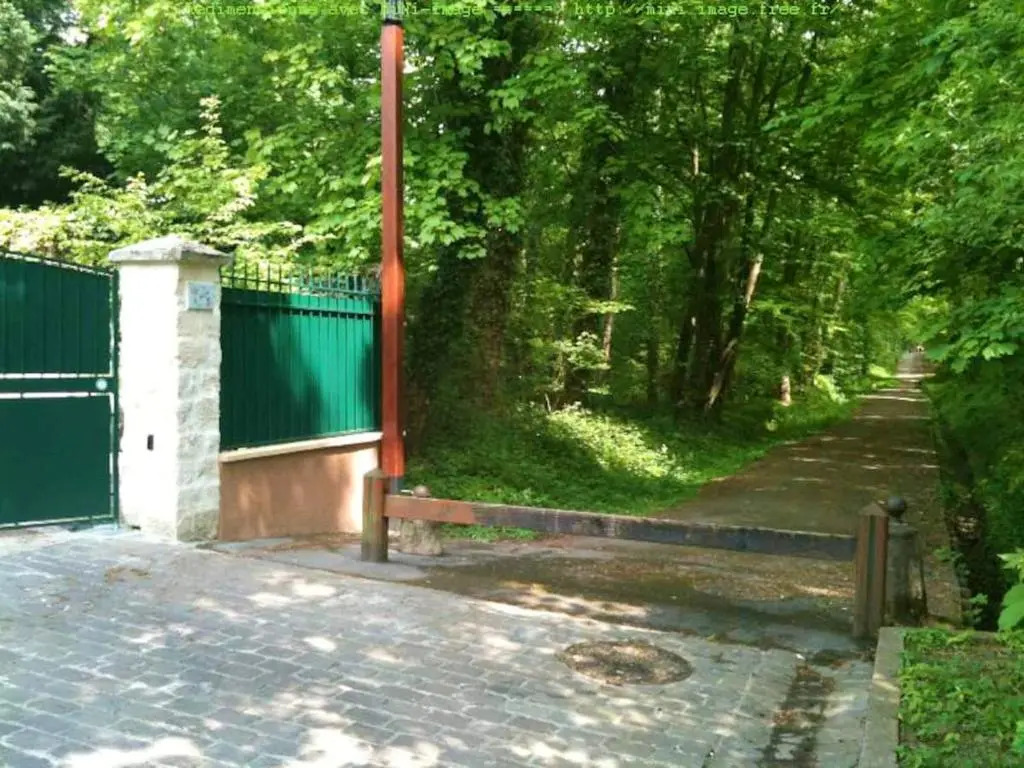 Studio avec jardin clos et wifi a Ville d'Avray a 1 km des pistes