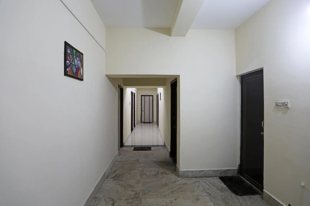OYO 14505 Regal Stays