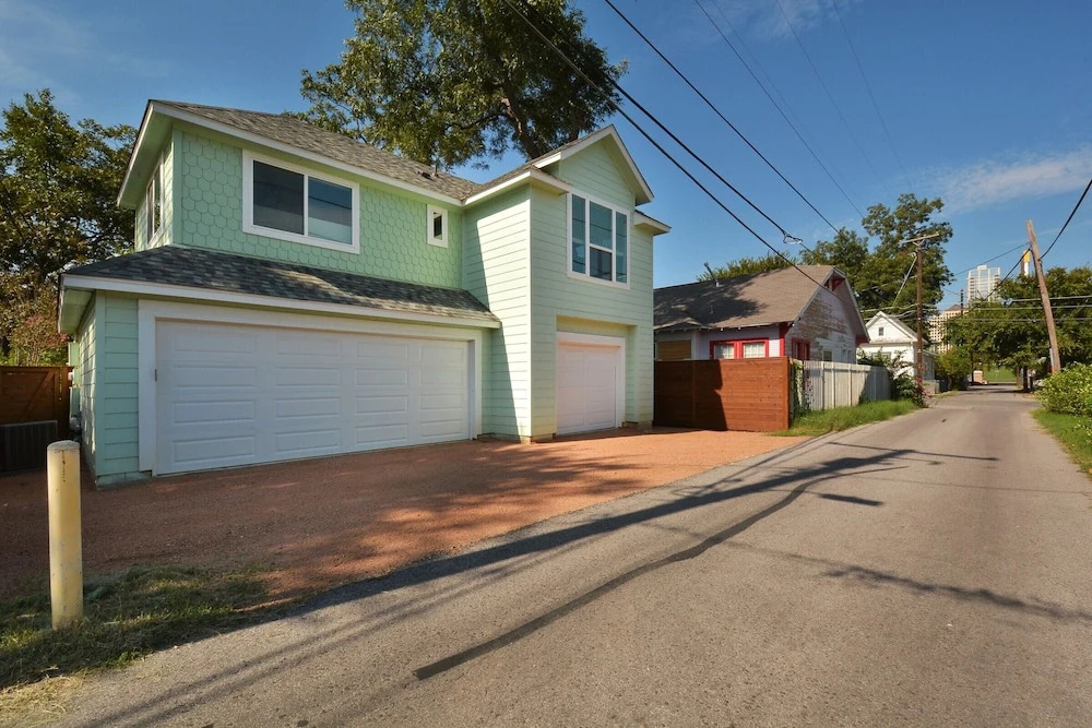 1BR Newly Built East Downtown Austin Apartment by RedAwning