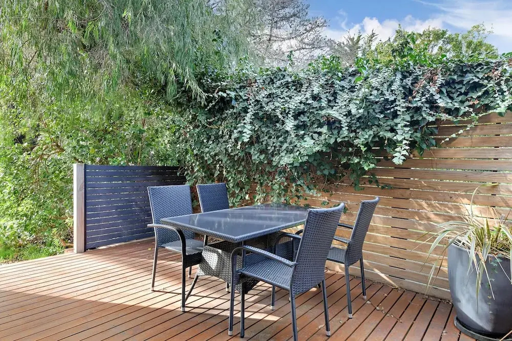2-bed Townhouse Retreat in Sandy Bay With Parking