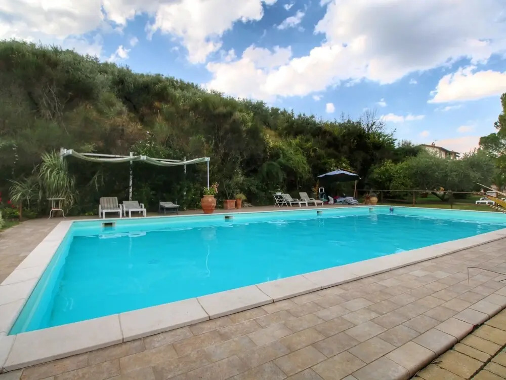 Country House with swimming pool and garden with Mediterranean plants