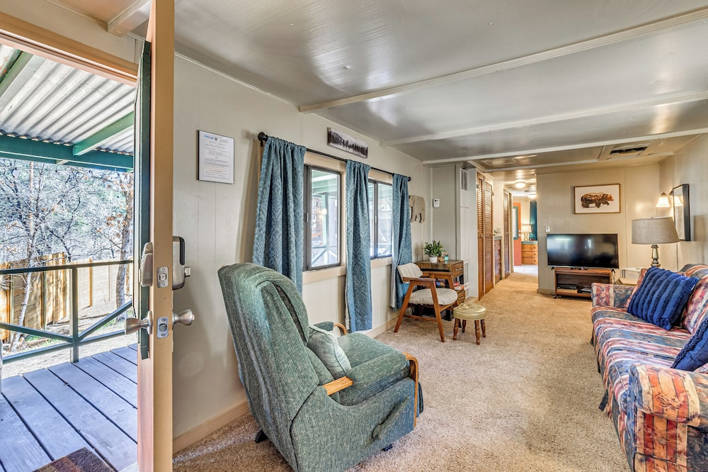 2 Mi to Midtown! All-season Base w/ Hot Tub Access