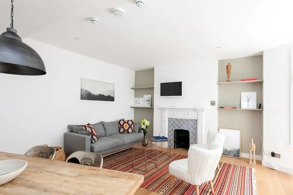 Beautiful 2BR Home in West Kensington, 6 Guests