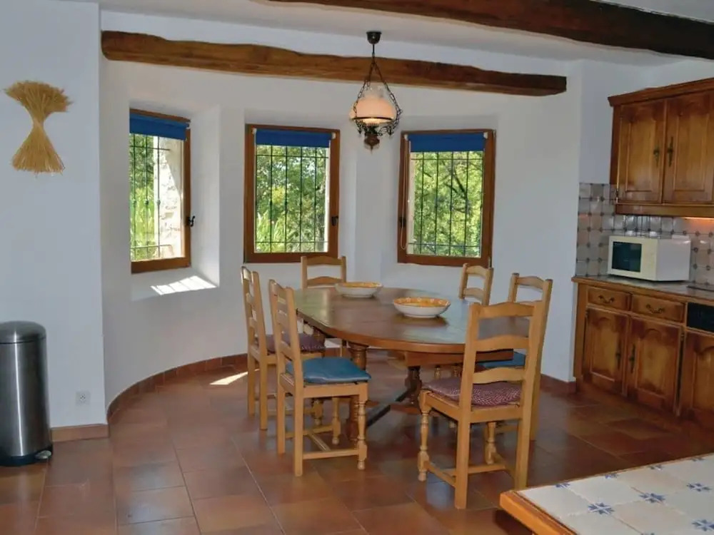 Spacious Villa for 6 - amazing pool and views