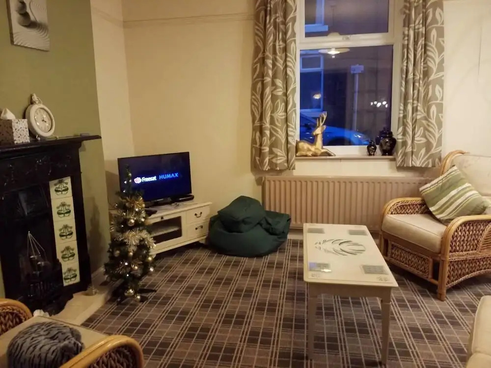 House - Sleeps 4 - Pets Ok - Parking - Garden