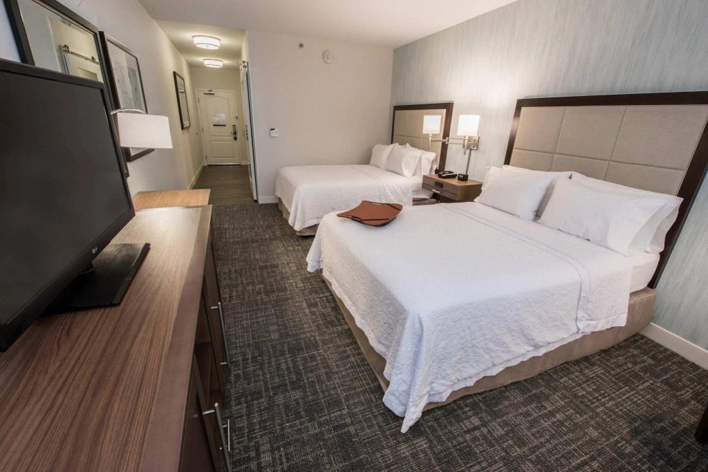 Holiday Inn Express-Western Avenue University