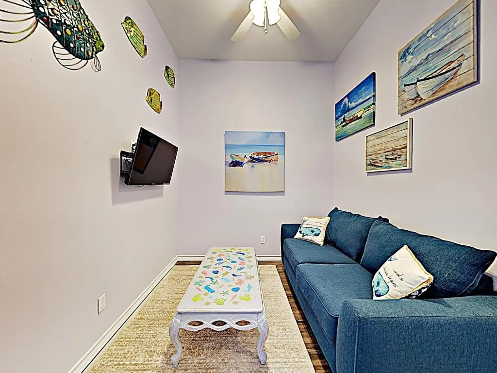 BC207 Beautifully Decorated Townhome, Heated Pool, 1 Minute to Beach