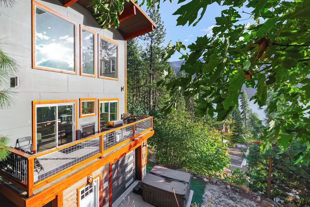Lake Wenatchee Getaway w/ Water & Mountain Views!
