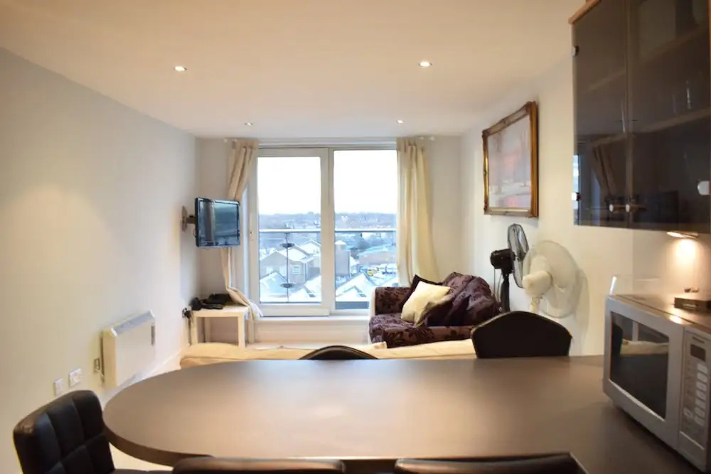 Modern 2 Bedroom Apartment Near Chelsea Harbour With Balcony