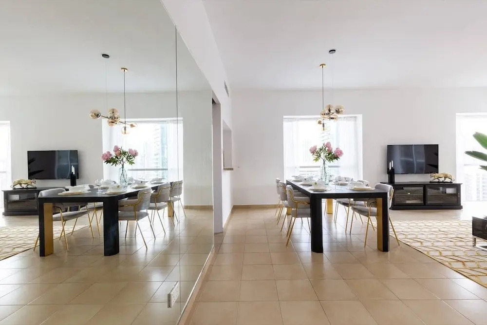 Visually Stunning 2BR in Dubai Marina - Sleeps 5!