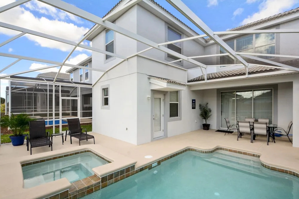 Modern 5 bedroom home in Champions Gate
