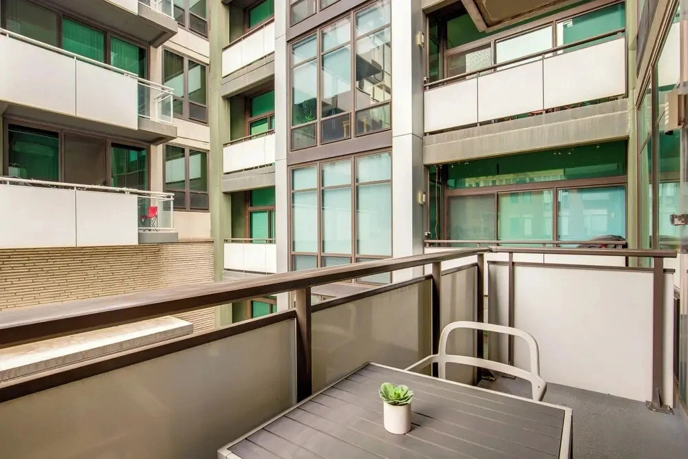Near Fulton Market! Walkable West Loop Condo