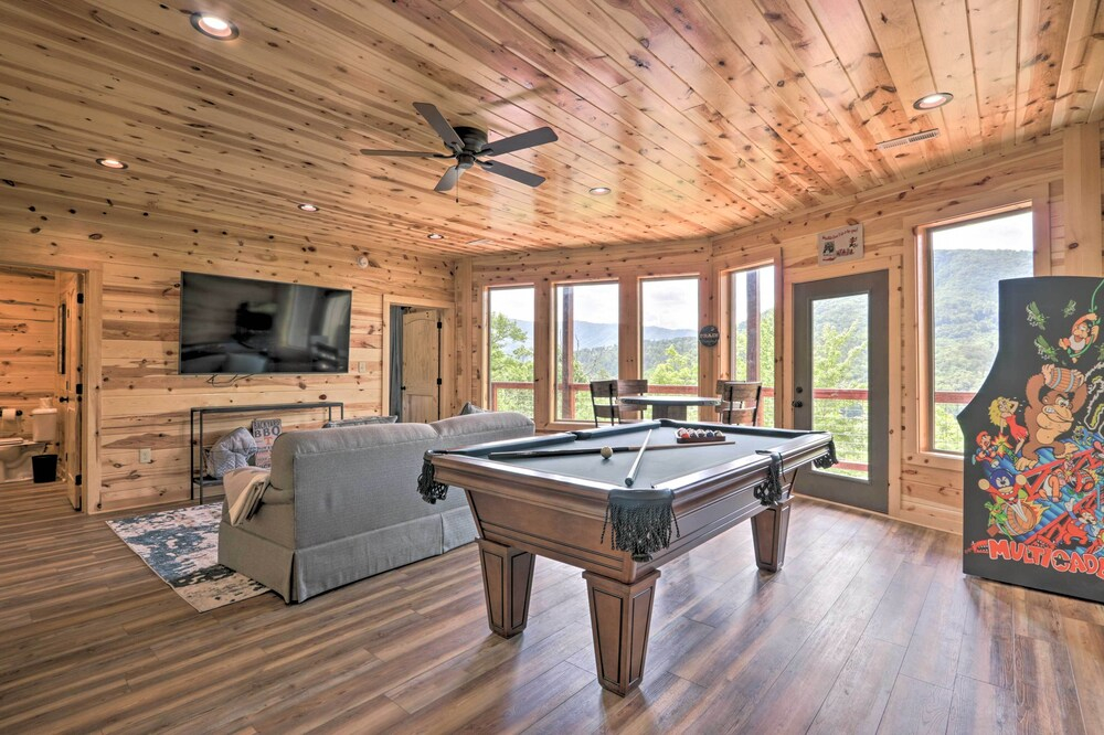 Mountain Dew Cabin w/ Hot Tub & Scenic Views!