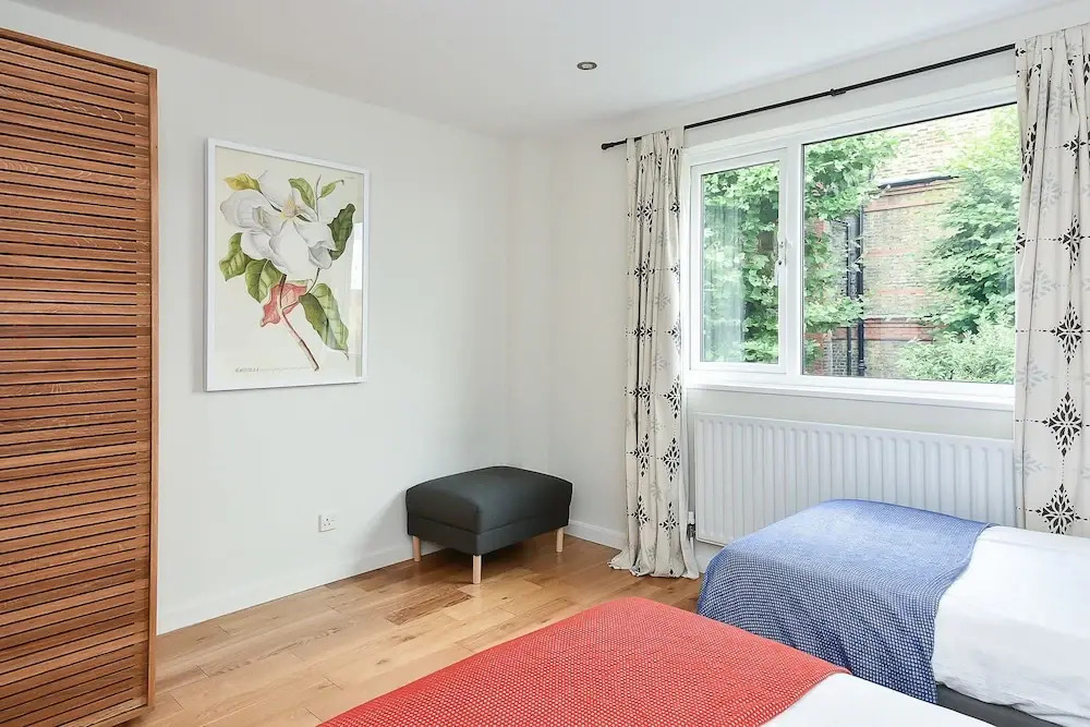 Large 4BR House in S.W. London - Sleeps 10!