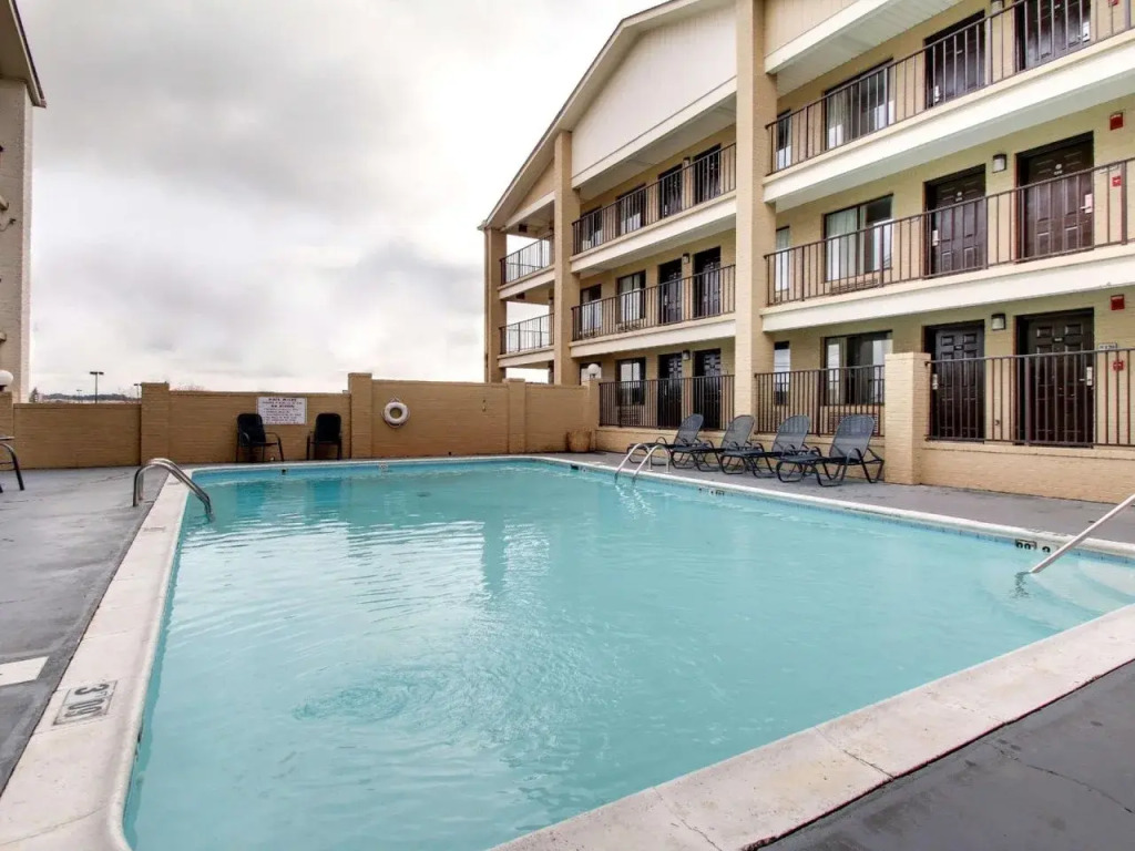 Econo Lodge North