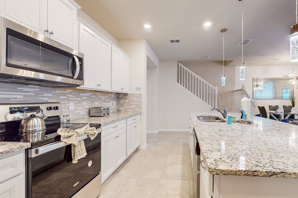 Luxury Home With Private Pool, Lanai, Shared Games Room, Central AC, & WD