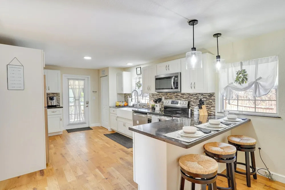 Lake Wales Vacation Rental w/ Screened-in Porch!