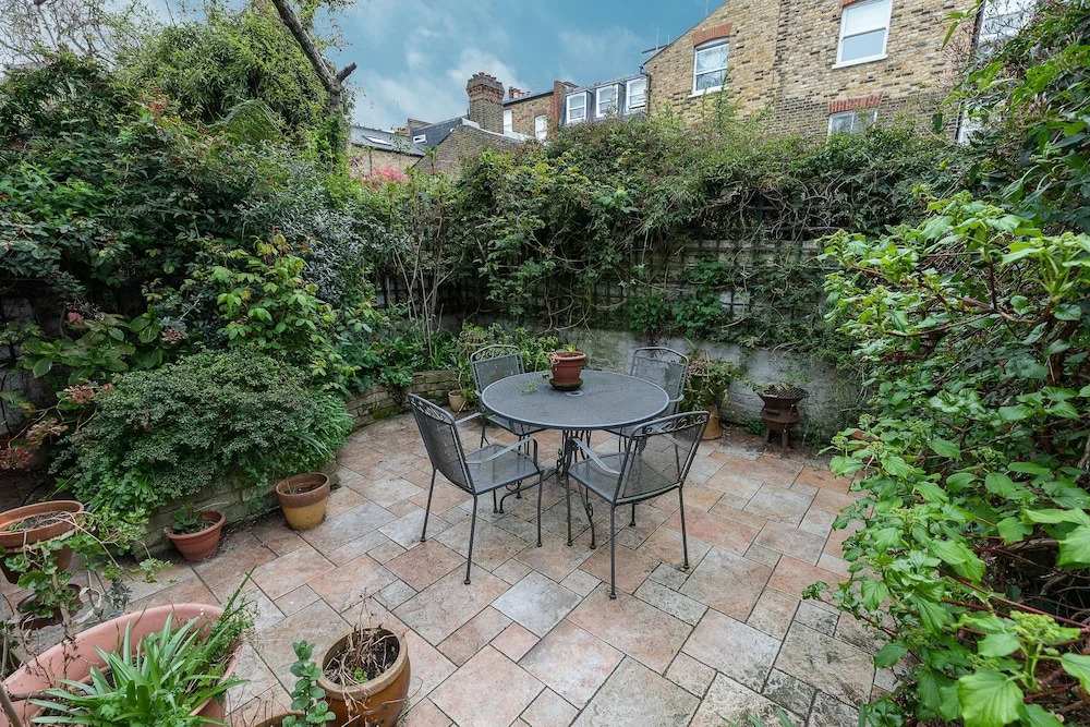 JOIVY 2 Bed Flat With Garden Next to Battersea Park!