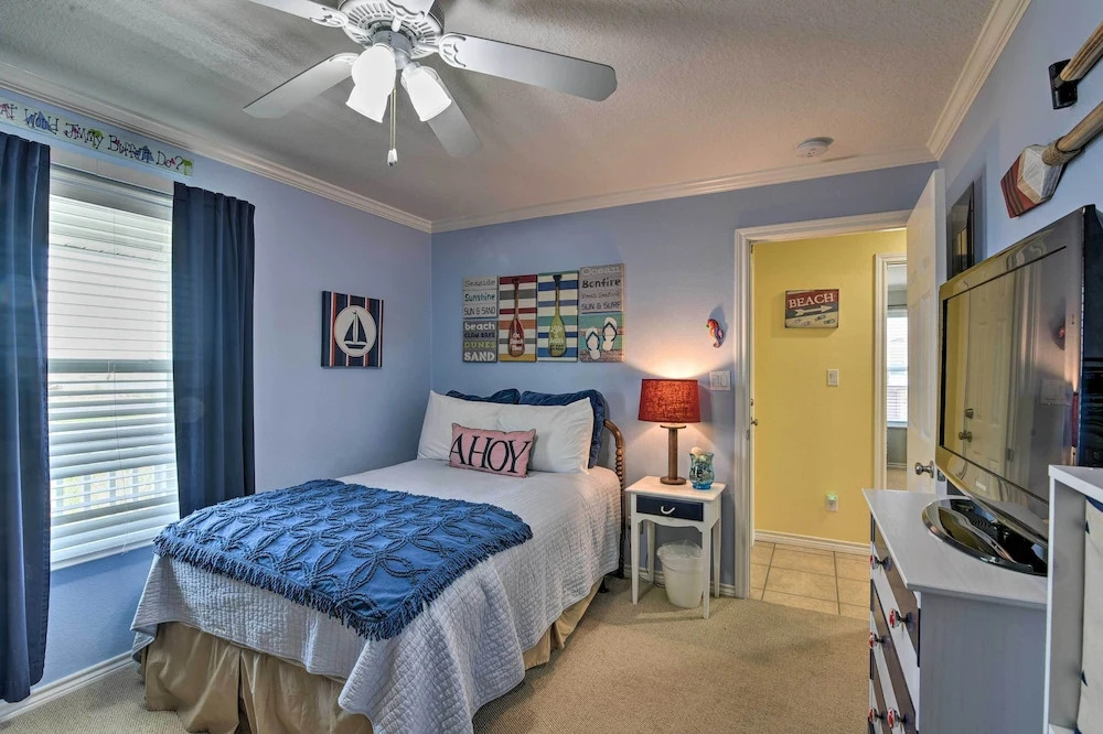 Walk to Galveston Beach: Coastal Escape w/ Yard