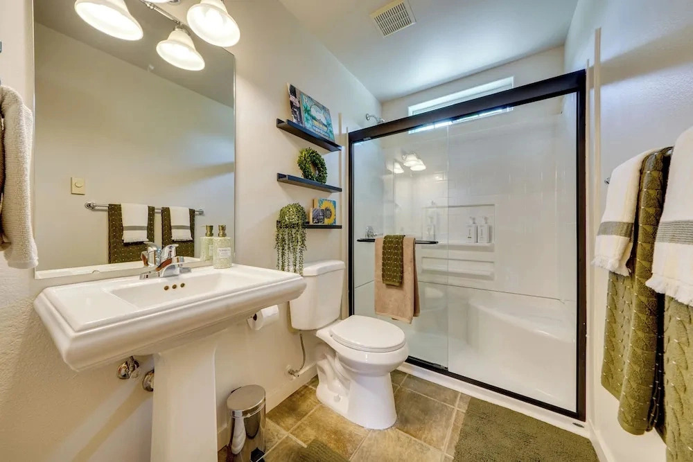 Hot Tub & Fire Pit! Pet-friendly Gem 2 Mi to Lake