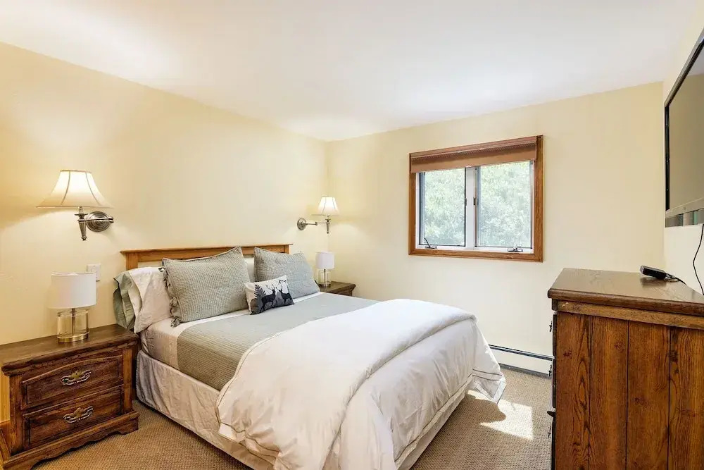 Snowmass 2BR Getaway Pool, Hot Tub & Ski Access - D2 by RedAwning