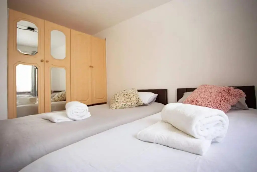 Cozy 3-bedroom Home in Luton