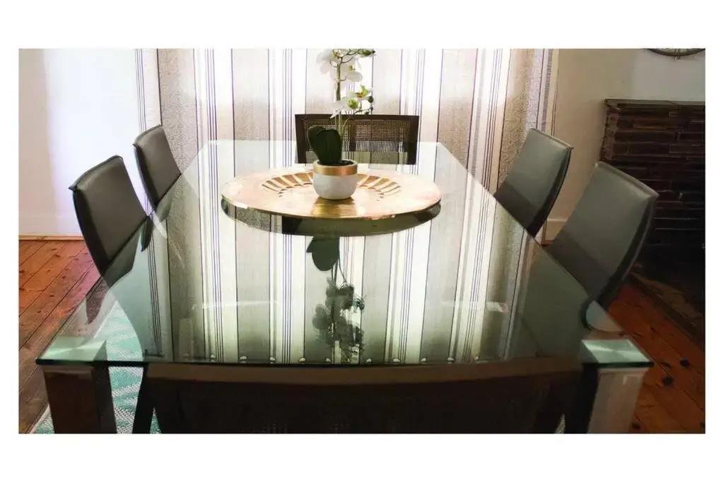 Charming 2 bed in Rosebank's trendy art mile.