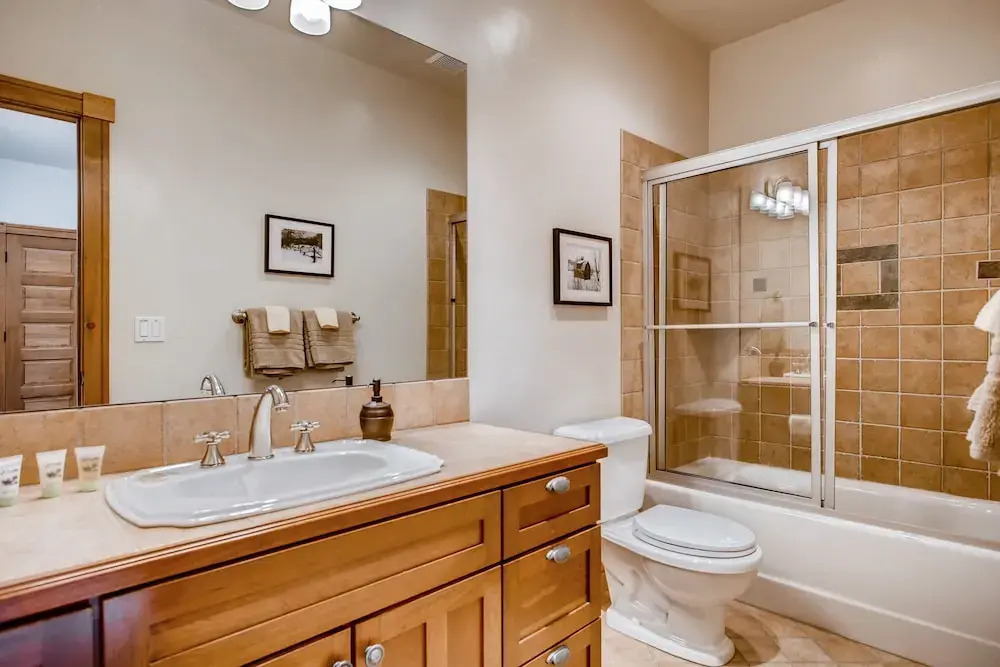 Luxe 4BR w/ Hot Tub on Golf Course