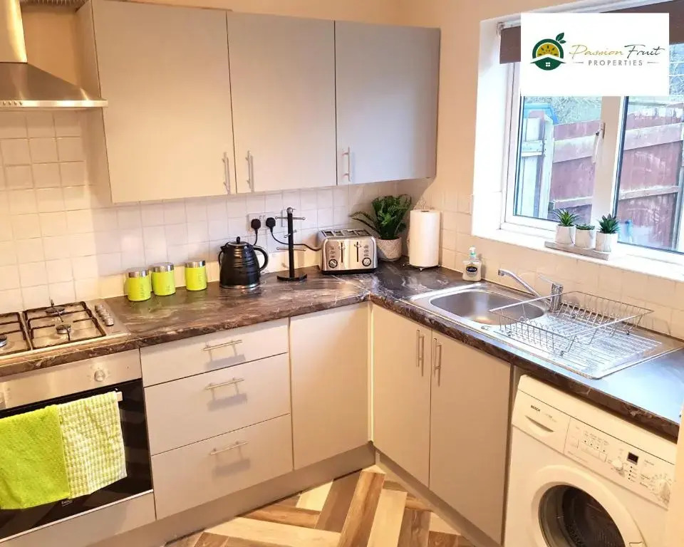 3 Bedroom 2 Bath House By Passionfruitproperties Close To Coventry City Centre - Free Wi-Fi, Driveway And Garden - 8RWC