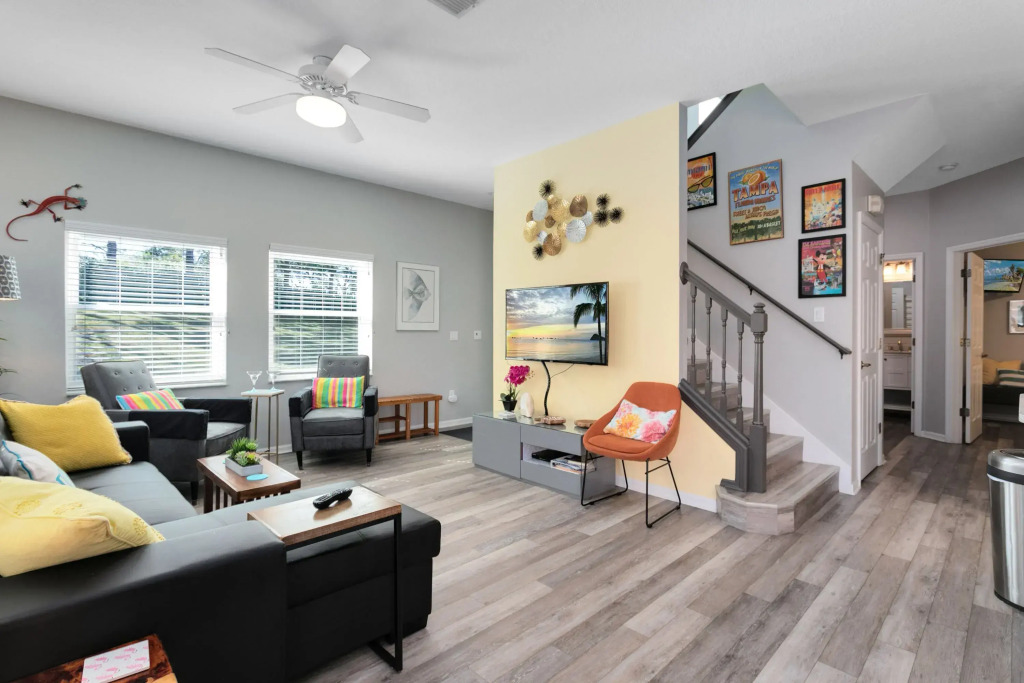 Newly upgraded modern 4BR/3BA private pool TH, Four Corners