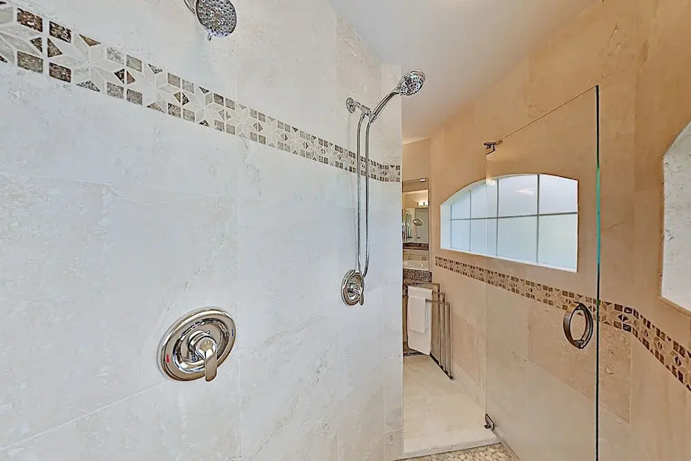 Tropical W/ Screened Lanai, Saltwater Pool 4 Bedroom Home