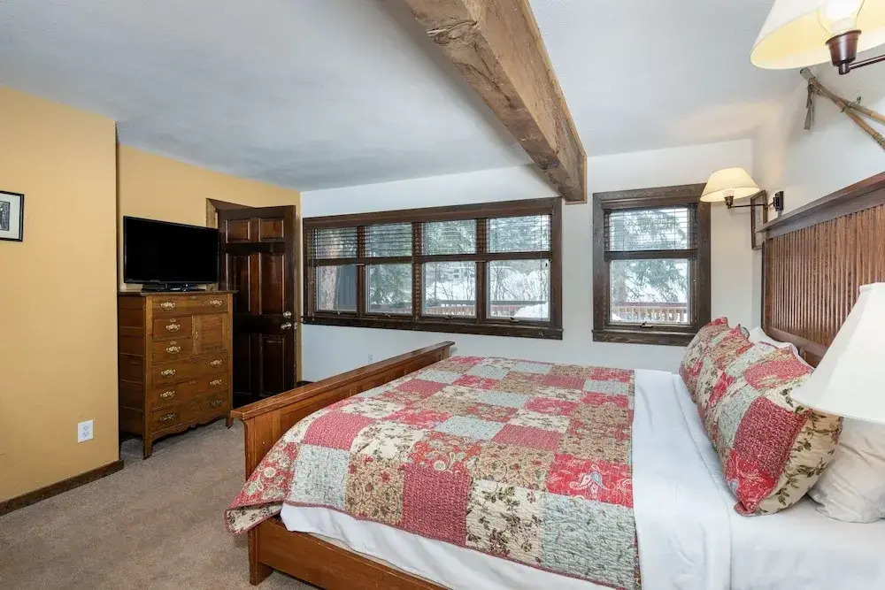 Manitou Lodge 4 Hotel Room by Alpine Lodging Telluride