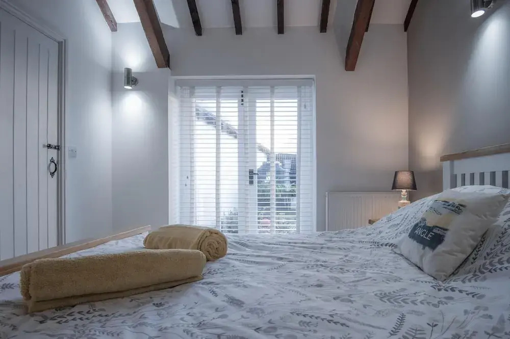 The Old Stables - 3 Bedroom Cottage - Angle