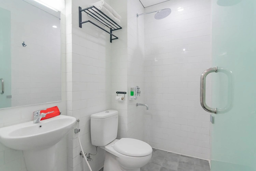 RedDoorz Premium @ Hotel Hebat