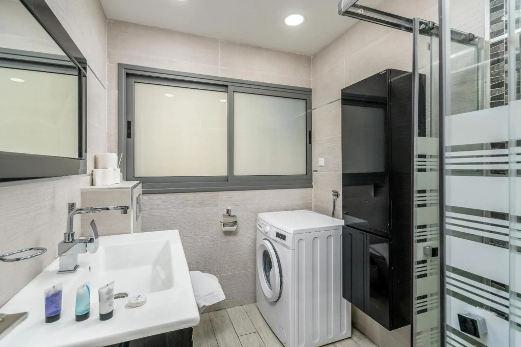Very nice 1 BDR apartment 2 min from the beach !