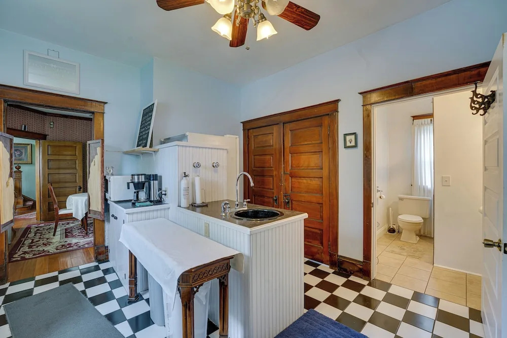 Dtwn Victorian Home - 1 Mi to Lake Michigan Beach!