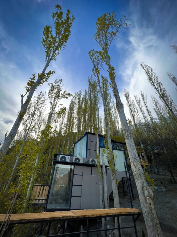 Stunning Cliff-edge 2-bedroom Chalet in Karimabad