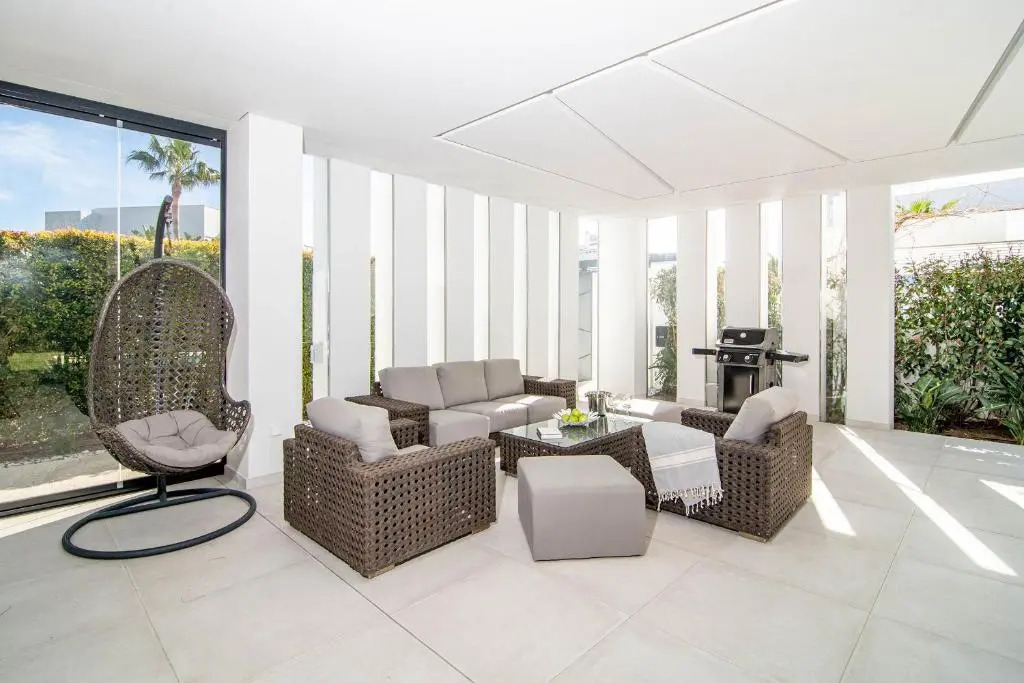 2021 Built Extravagant Villa in Luxurious Mirabella Hills