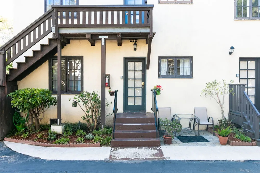 Charming Studio - 1 Block to Gorgeous East Beach! Hotel Room