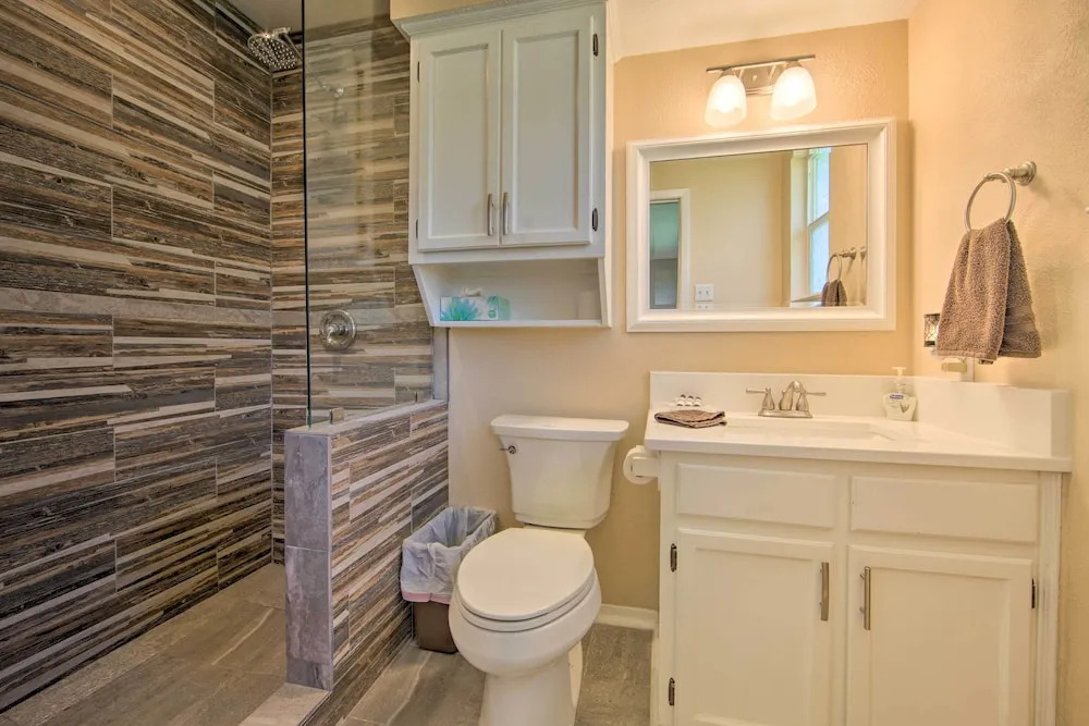 Gun Barrel City Home w/ Hot Tub!