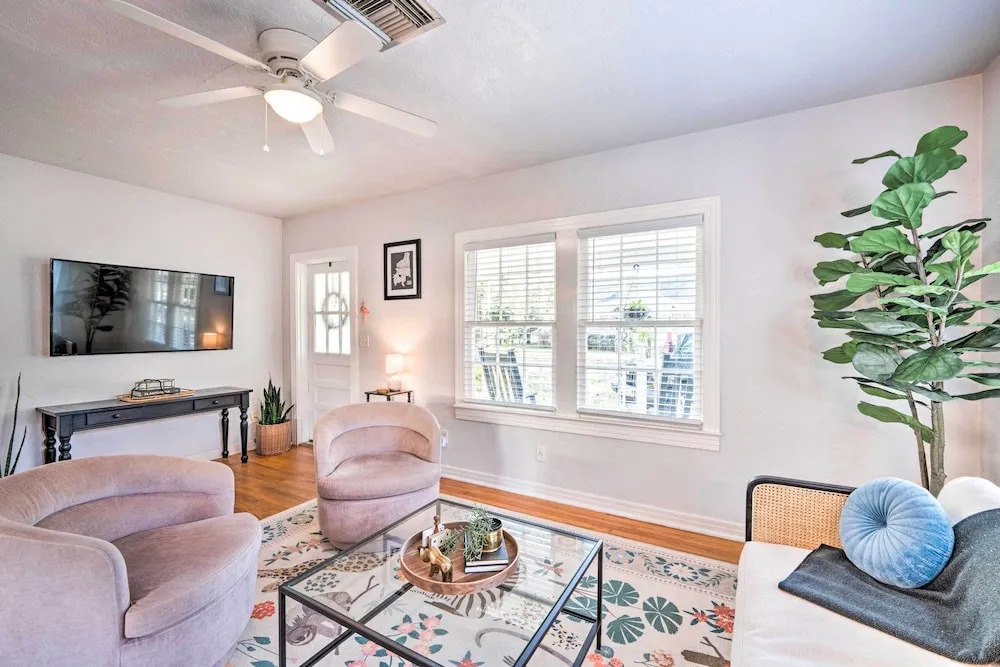 ~ 12 Mi to Disney: Downtown Winter Garden Cottage!