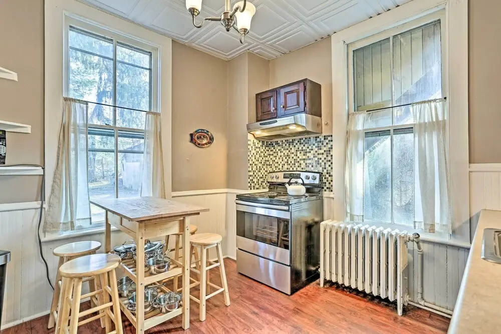 Centrally Located Apt in Victorian Mansion!
