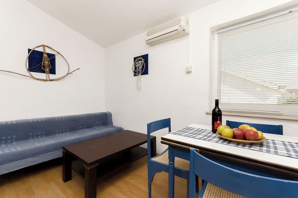 Apartments and Rooms Mladen